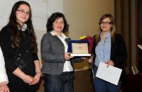 г-жа Анка Костова, Директор "Връзки с обществеността и спонсорство" в Обединена Българска Банка връчва номинация в област "Солидарност и хуманност" на НЧ “Хаджи Ненчо Д.Палавеев – 1869”, гр. Копривщица